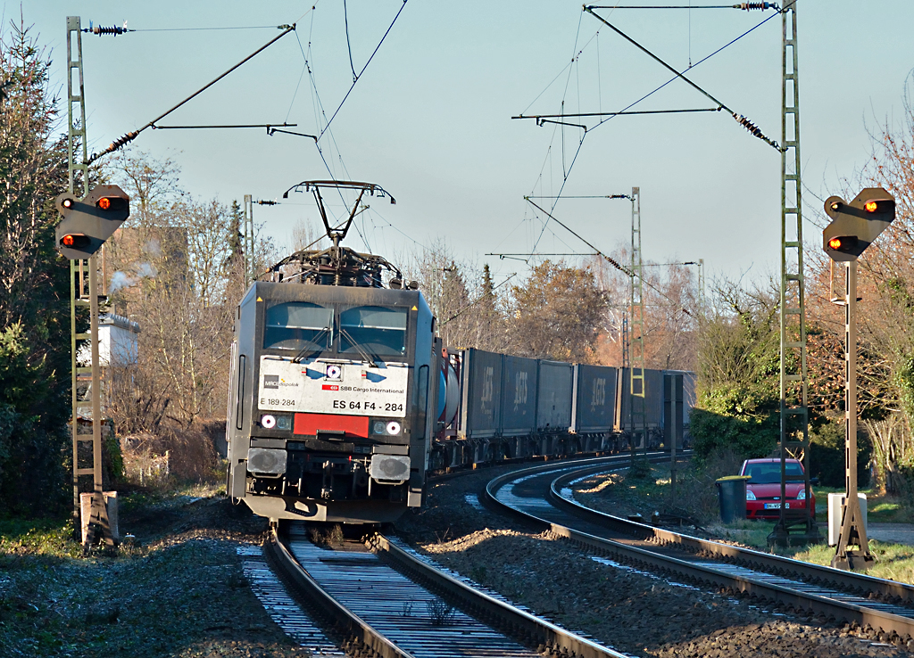 E 189 284 (ES 64 F4-284) mit gem. Güterzug durch Bonn-Beuel - 29.11.2016