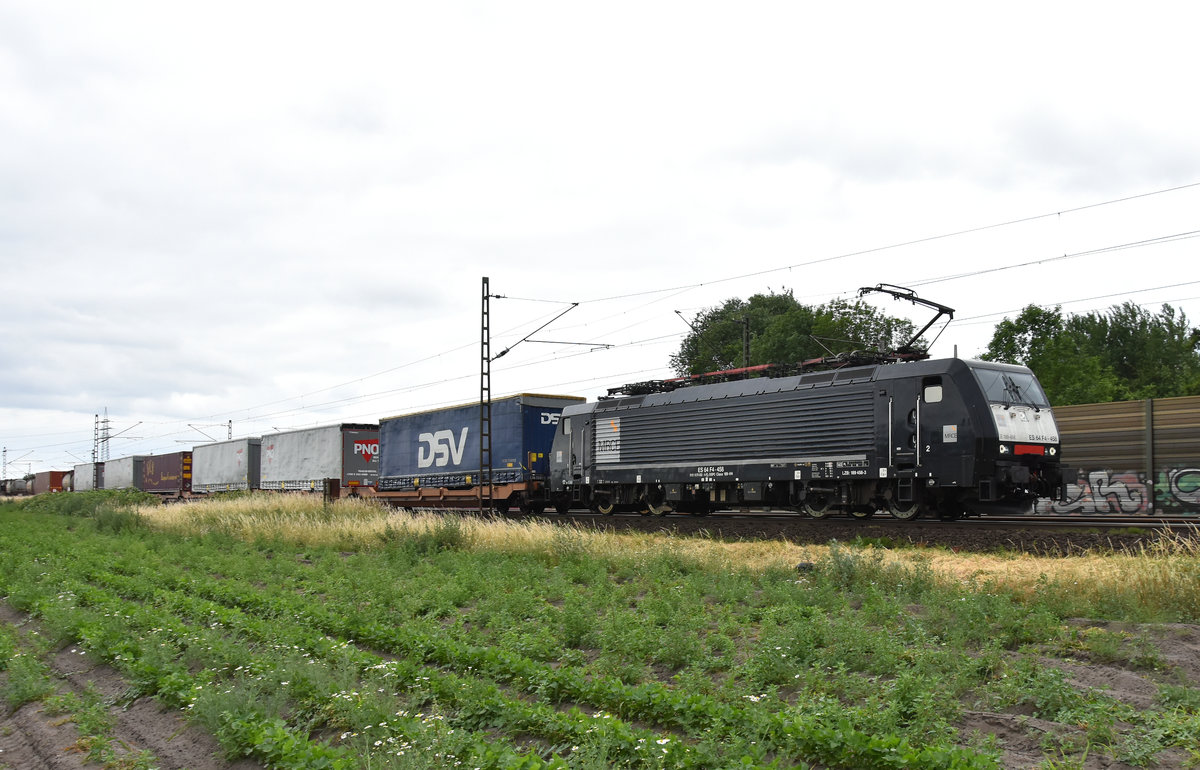 E 189 458-3 der MRCE mit einem Sattelaufliegerzug unterwegs nach Hamburg. Höhe Bardowick, 12.06.2018.