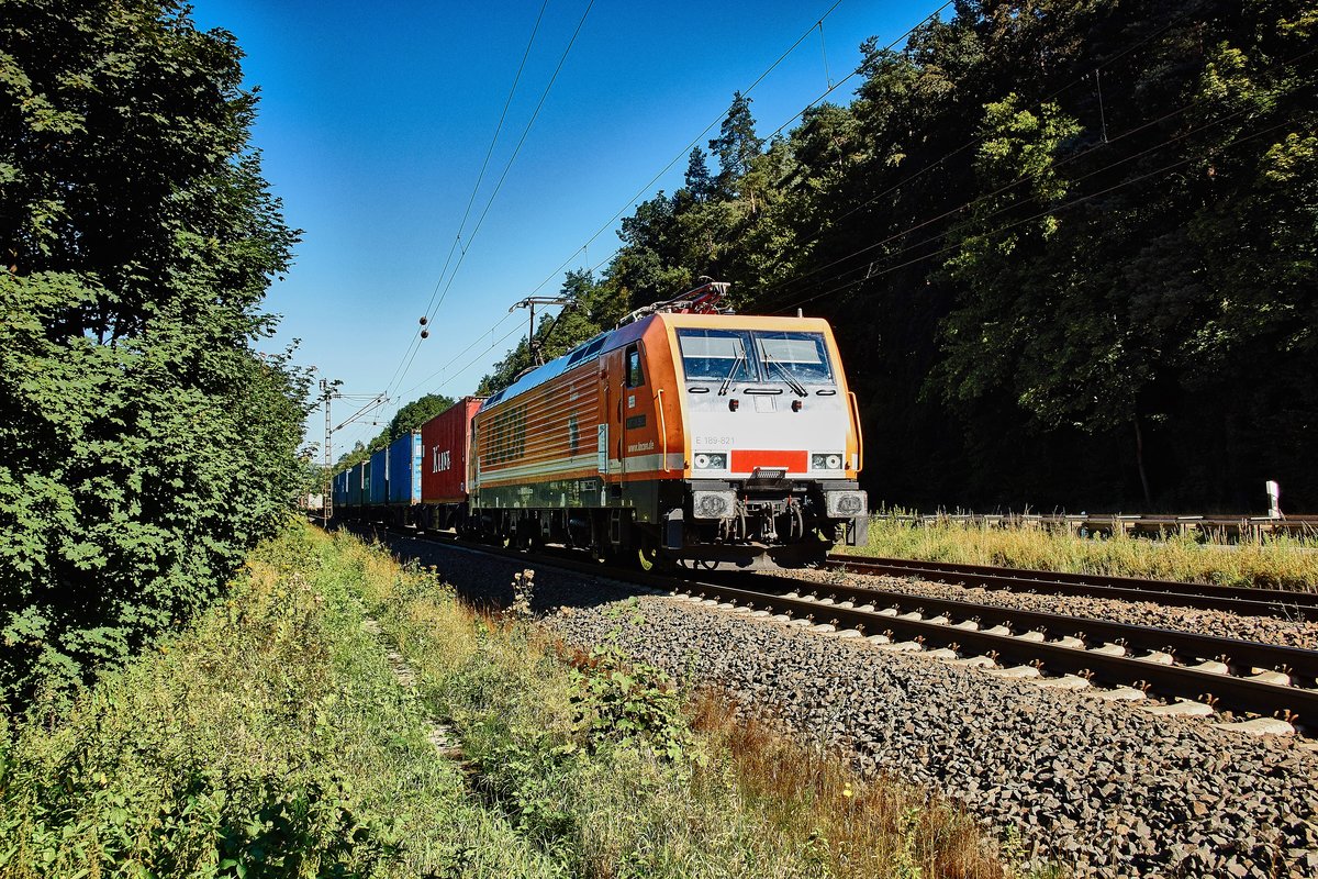 E 189-821 von Locon ist hier am 24.08.16 mit einen Cotainerzug bei Burghaun zu sehen.