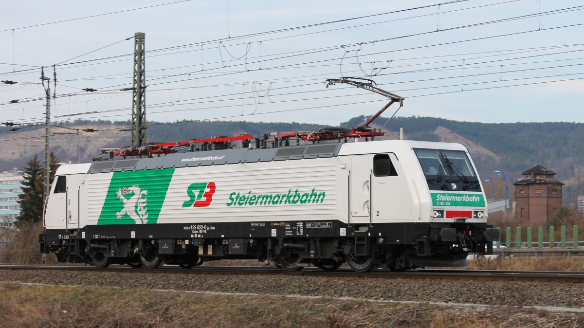E 189 822, eine Siemens ES64F4 der Steiermarkbahn, bei der Ausfahrt aus dem Bahnhof Jena-Göschwitz (Deutschland).