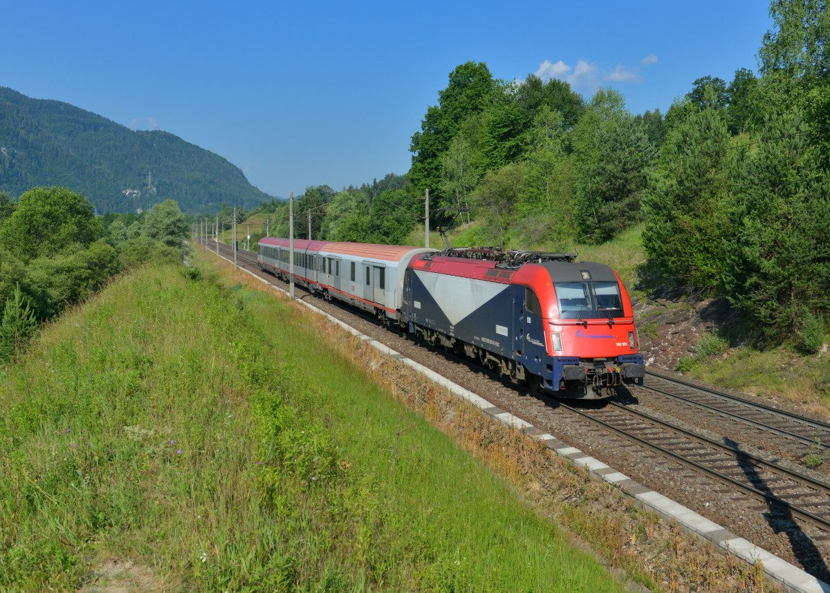 E 190 301 mit REX 1881 am 12.06.2015 bei Neuhaus an der Gail. 