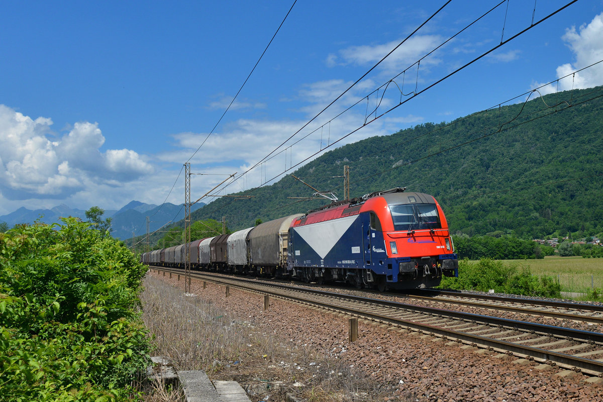 E 190 302 mit einem Stahlzug am 25.05.2018 bei Artegna.