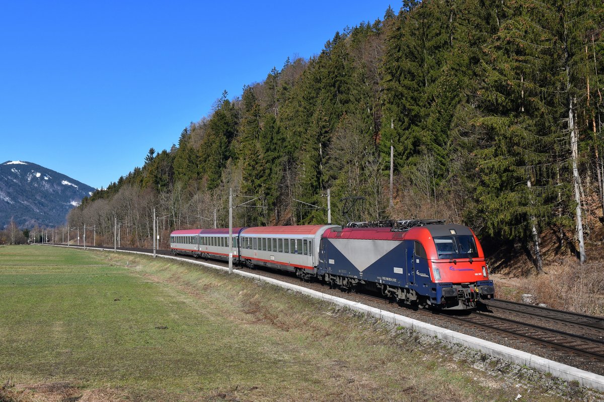 E 190 302 mit REX 1820 am 23.03.2019 bei Pöckau. 