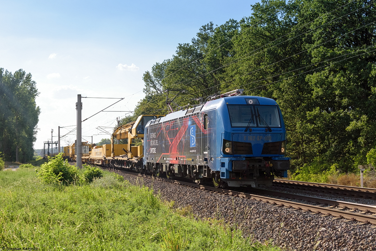 E 192-SP-100 (192 007-3) SLG - Spitzke Logistik GmbH mit einem Bauzug in Nennhausen und fuhr weiter in Richtung Wustermark. 22.08.2020