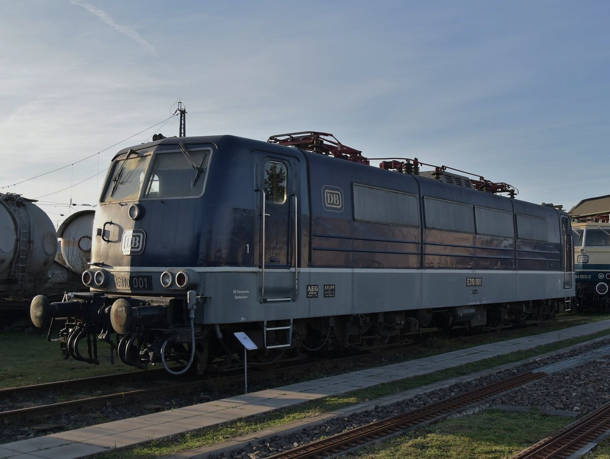 E 320 001 im Museum in Koblenz Lützel am Samstag den 25.3.2017.
Zur Zeit befinden sich drei Loks der Baureihe dort.
