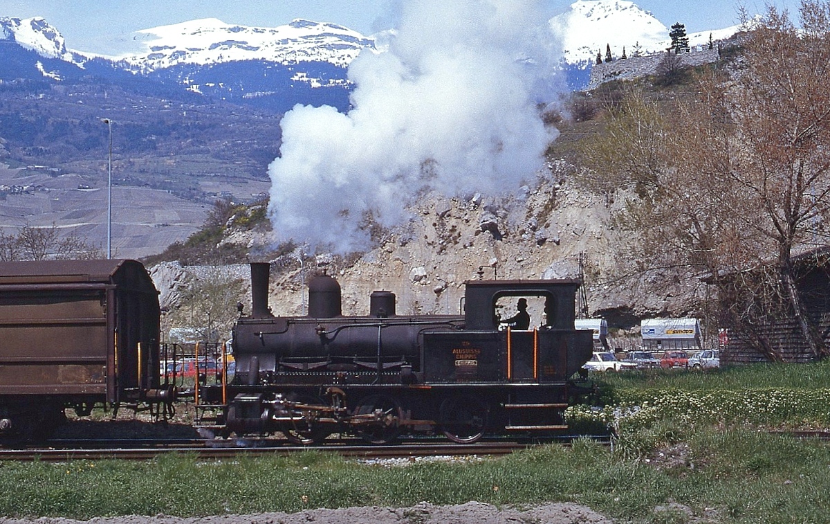 E 3/3 8523 der Alusuisse Chippis (bei Sierre) rangiert im Mai 1980 vor der beeindrucken Kulisse der schneebedeckten Walliser Berge 