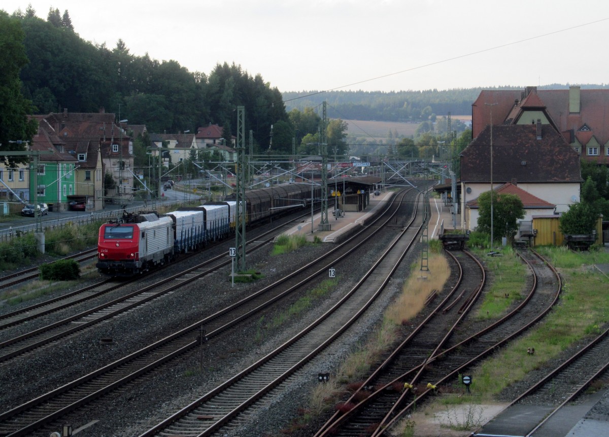E 37 519 von Akiem steht am 16. Juli 2014 mit dem Flaschenzug aus Steinbach am Wald im Bahnhof Kronach.