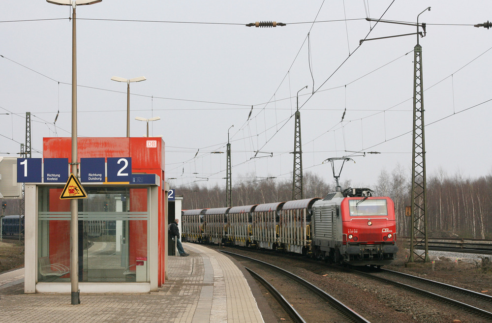 E 37 519 mit einem aus Mülheim-Styrum kommenden Ganzzug aus Röhren.
Aufgenommen am 03.04.2013 in Krefeld-Hohenbudberg.