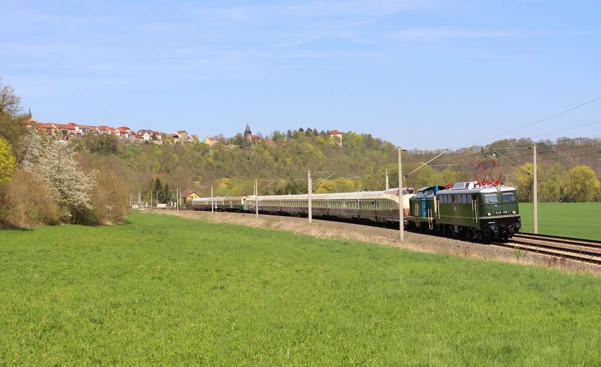E 40 128 und 212 372(Lr 91340)überführten den SVT 18.16.10 am 19.04.18 von Wustermark nach Lichtenfels. Hier ist die Fuhre bei Orlamünde zu sehen. Gruß an den Tf zurück!