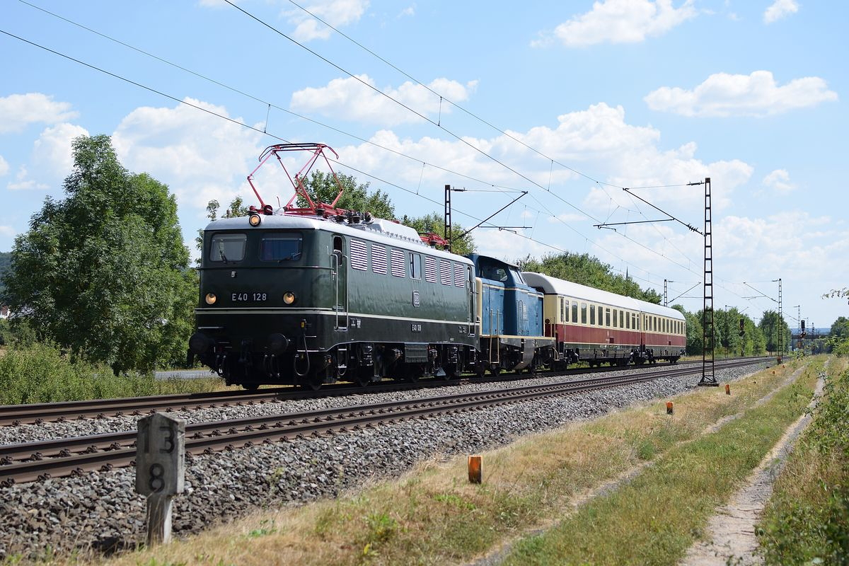 E 40 128 zieht am 26. Juli 2018 212 372 und zwei TEE-Wagen bei Thüngersheim Richtung Gemünden. Vermutlich ging es weiter zum DB Museum Koblenz.
