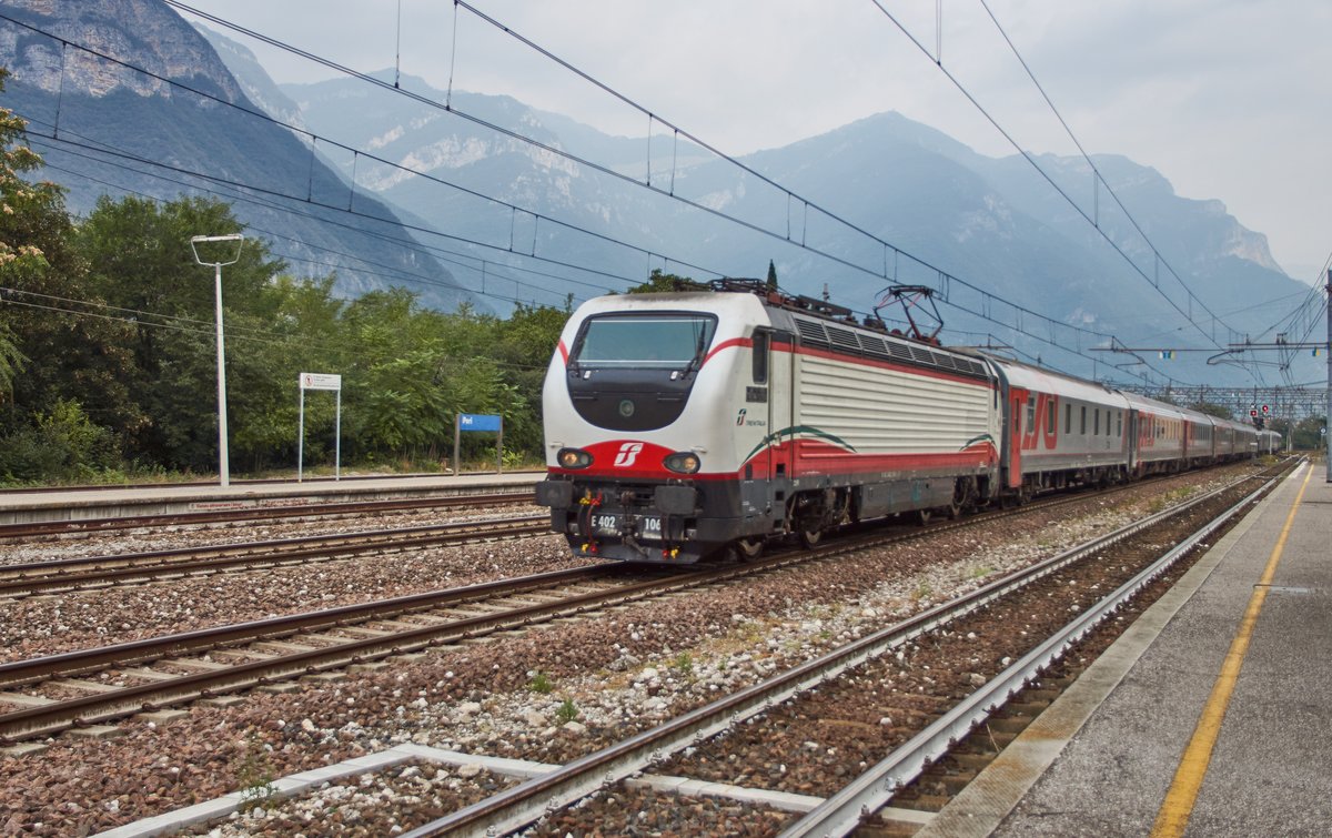 E 402 106 zu sehen in Peri ist am 24.08.2018 in Richtung Venedig unterwegs.