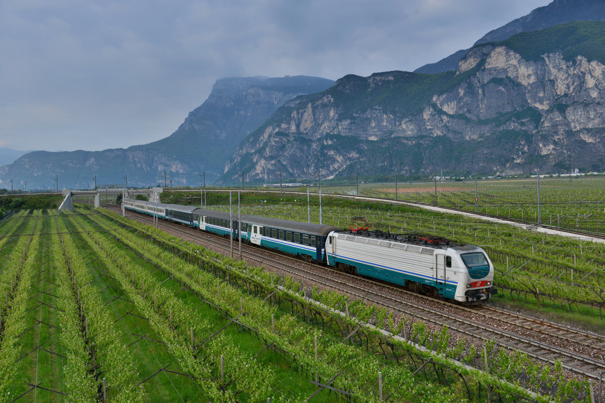 E 402 119 mit ICN 764 am 30.04.2017 bei Mezzocorona. 