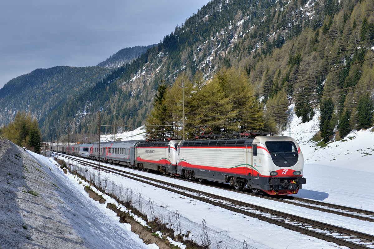 E 402 162 + E 402 174 mit EXP 13016 am 30.04.2017 bei Brennero.