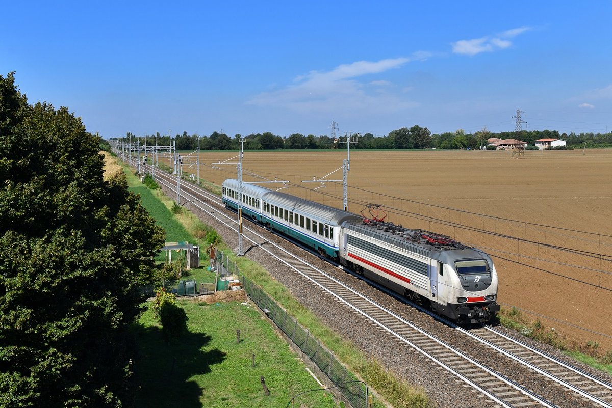 E 402 173 mit zwei IC-Wagen am 04.09.2018 bei Castel San Pietro Terme.