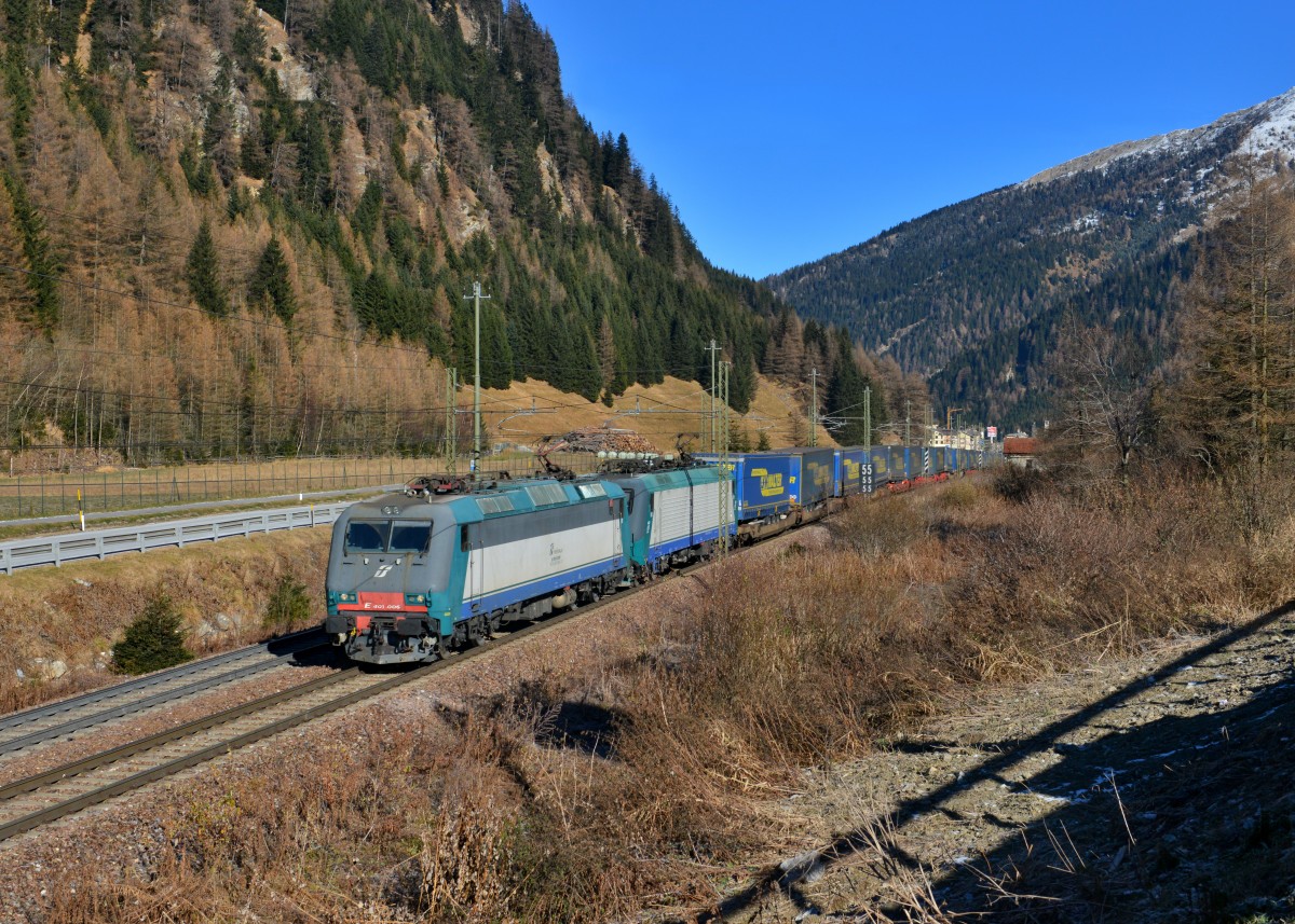 E 405 006 + E 412 013 mit einem Walter-KLV am 24.11.2015 bei Brennero. 