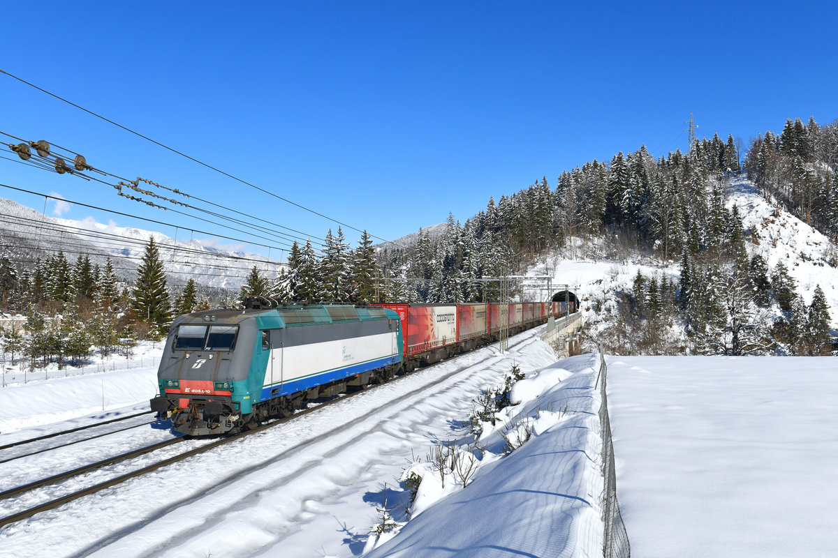 E 405 010 mit TEC 40501 am 14.02.2018 bei Tarvisio. 