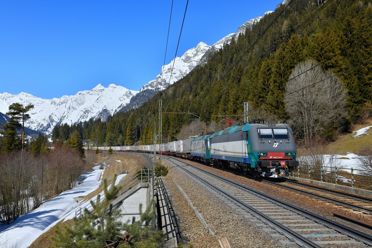 E 405 014 + E 412 0xx mit einem KLV am 24.03.2018 bei Gossensass. 