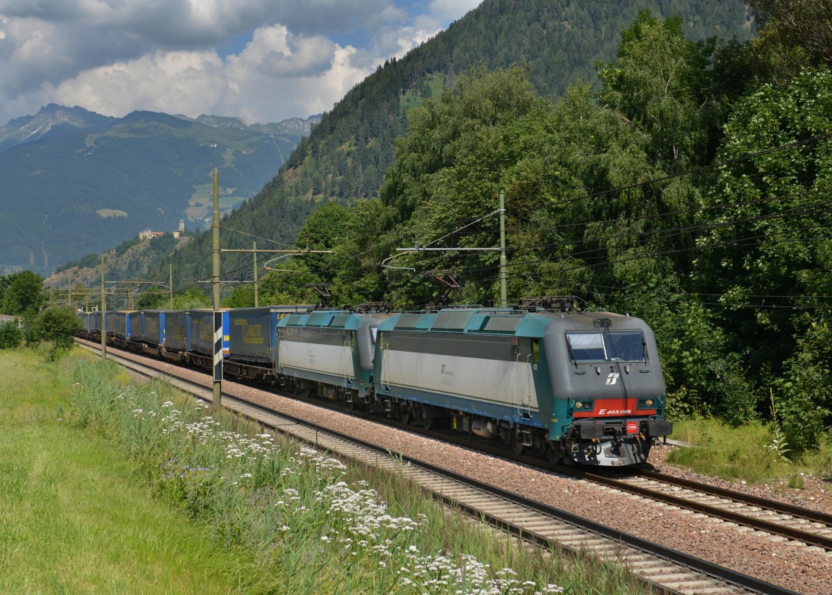 E 405 026 + E 405 022 mit einem LKW-Walter-KLV am 20.07.2013 bei Campo di Trens.