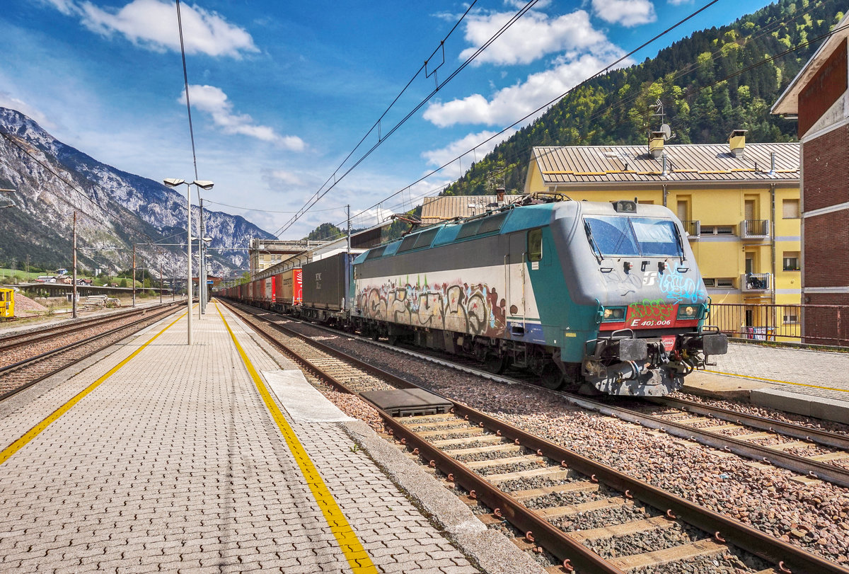 E 405.006 durchfährt am 1.5.2017 mit einem Güterzug den Bahnhof Pontebba in Richtung Süden.