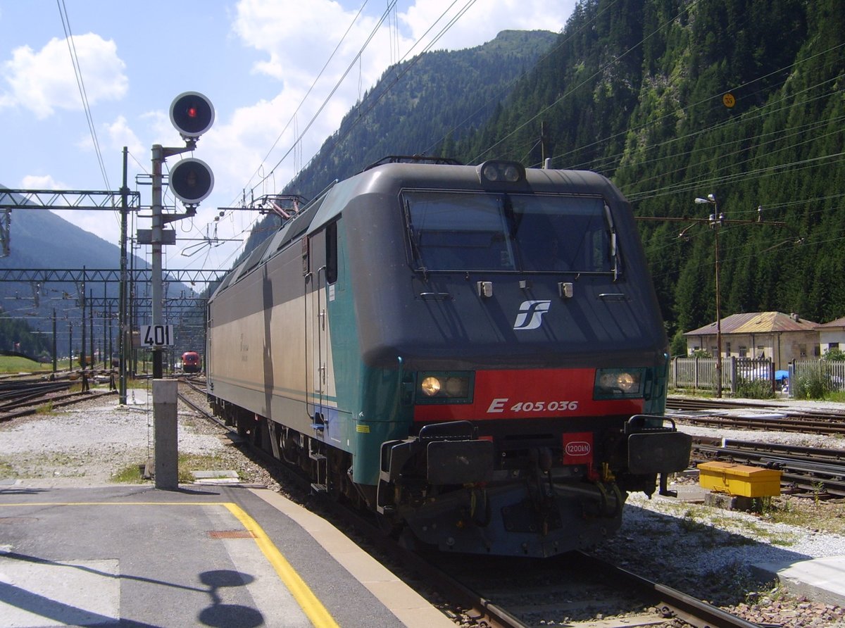 E 405.036 rangiert am 20.07.07 an den Orient Express heran.