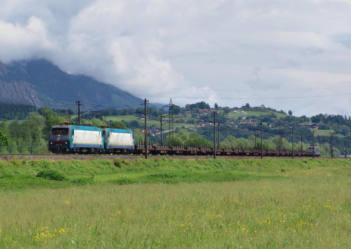 E 412 001 + E 412 0xx mit einem Stahlzug am 23.05.2008 bei Wrgl.