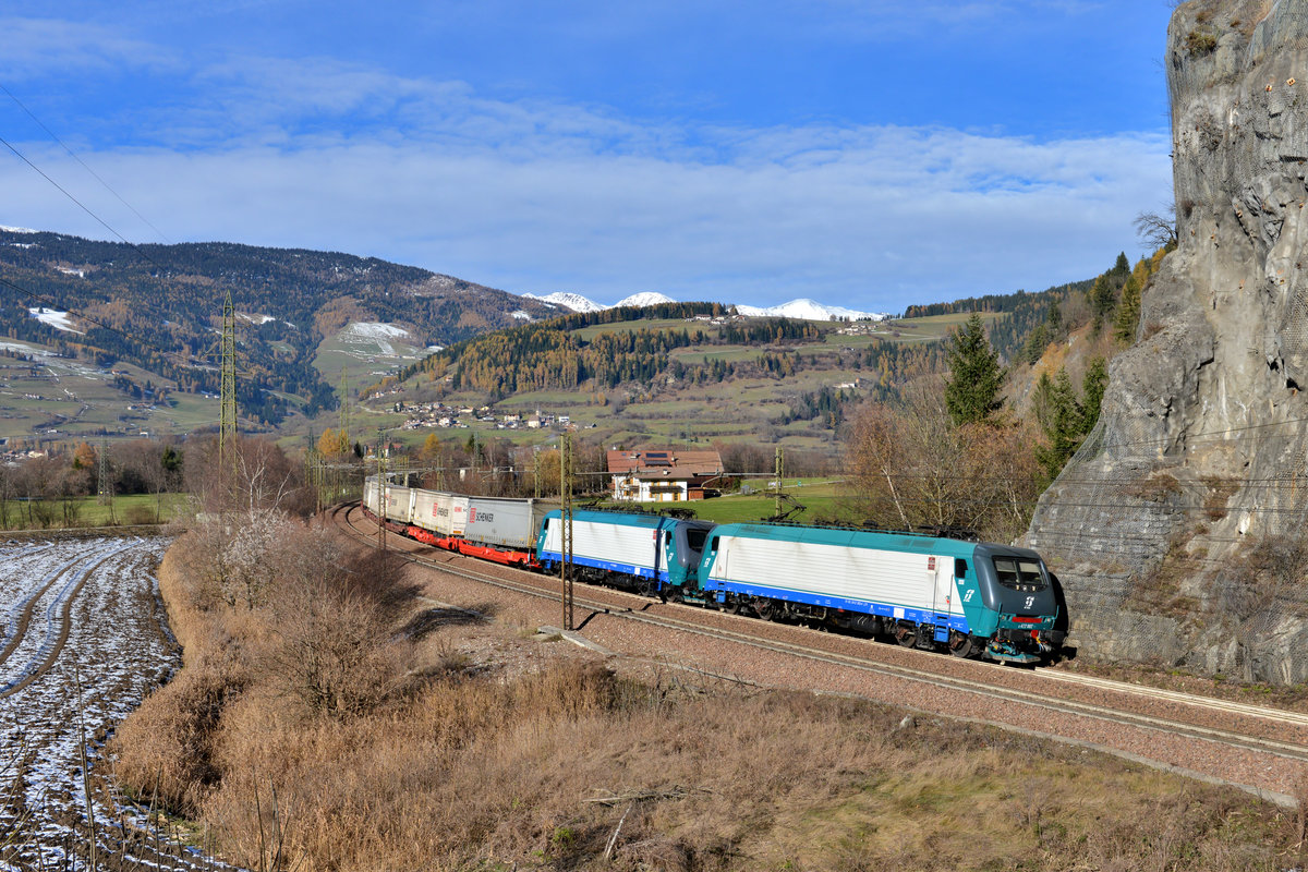 E 412 002 + E 412 0xx mit einem KLV am 15.11.2016 bei Sterzing. 