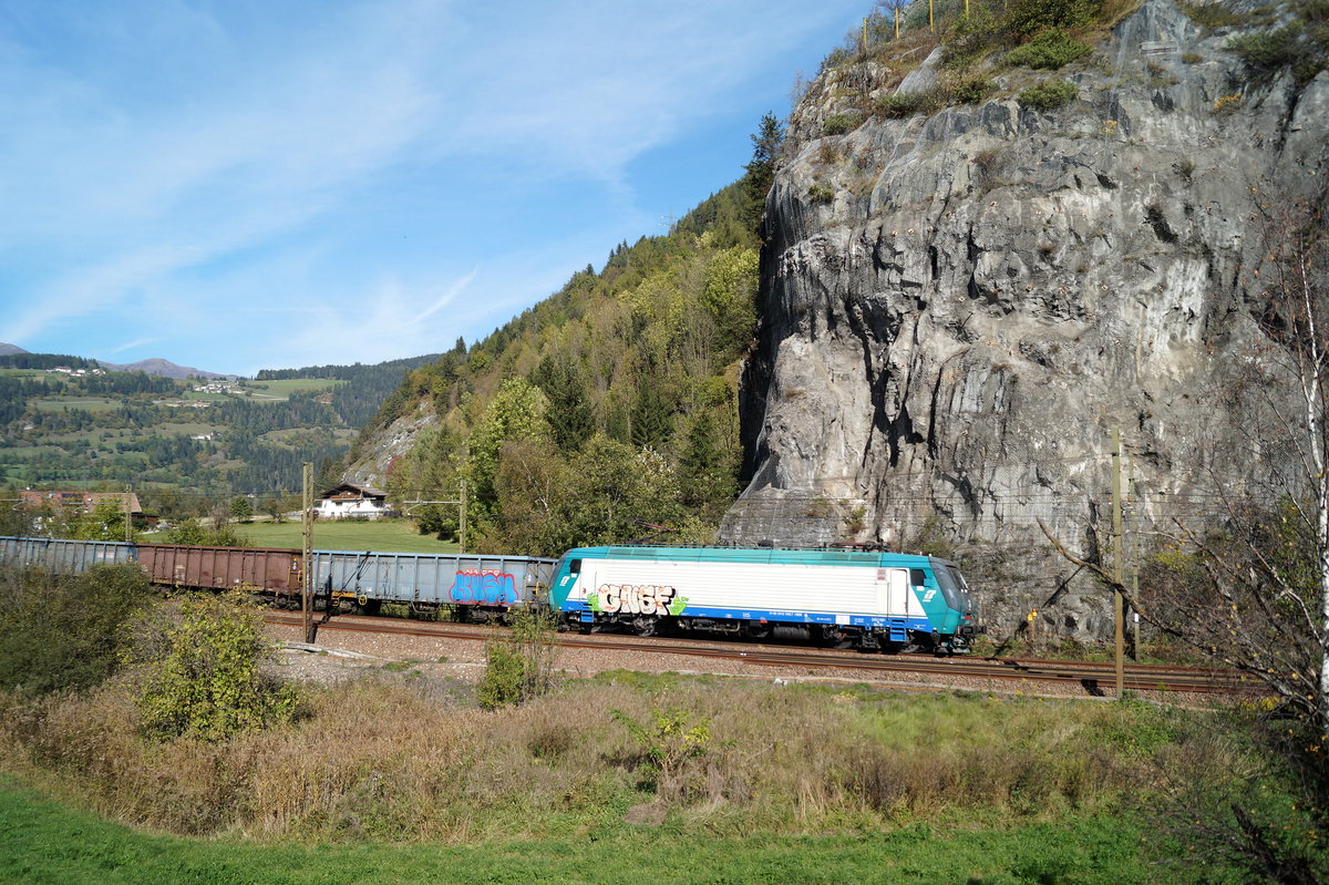 E 412 005 mit einem Güterzug Richtung Süden bei Sterzing, 12.10.2019.