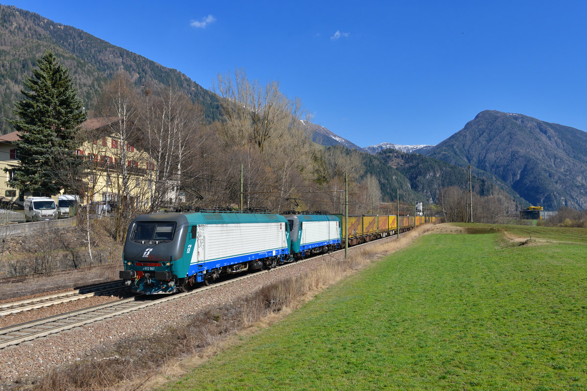 E 412 007 + E 412 0xx mit einem Containerzug am 29.03.2017 bei Campo di Trens.