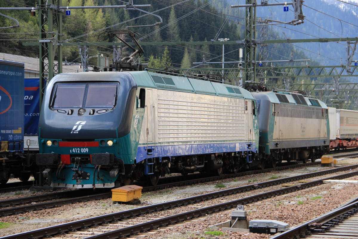 E 412 009 zusammen mit E405 003 aufgenommen im Bahnhof Brenner/Brennero am 2.Mai 2014