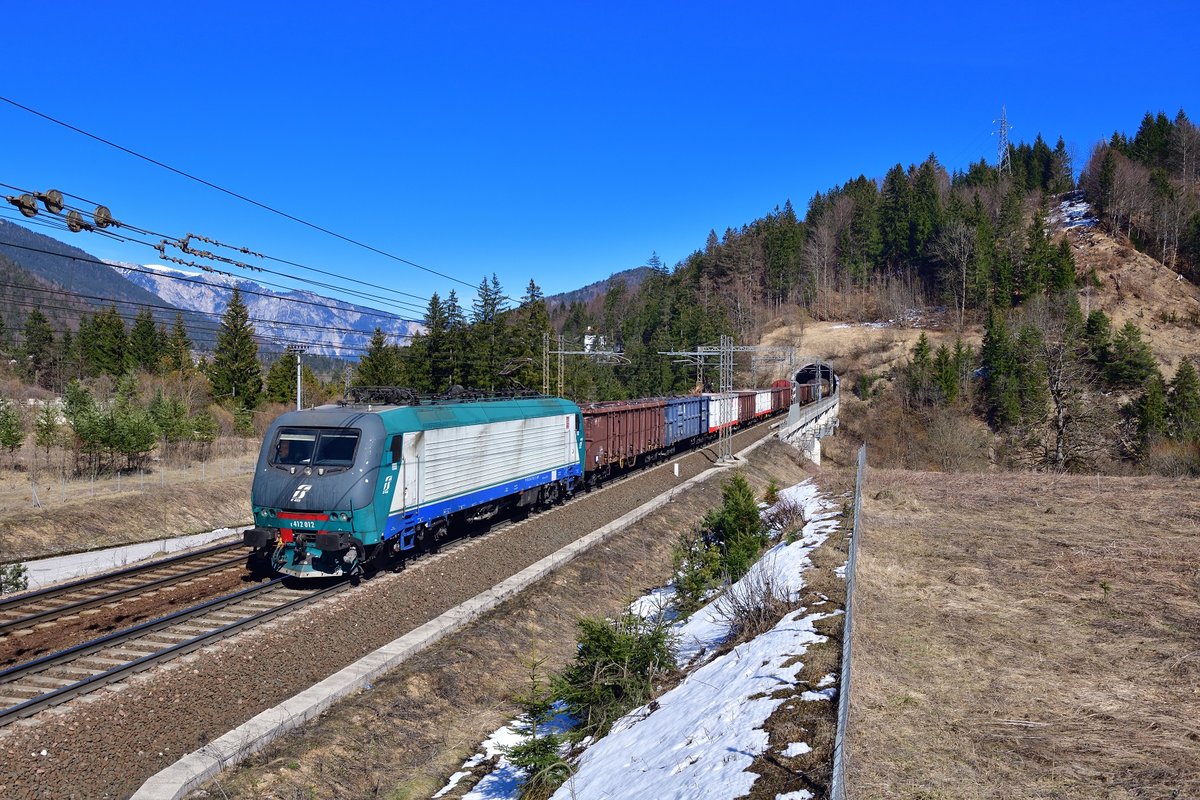 E 412 012 mit einem Schrottzug am 23.03.2019 bei Tarvisio.