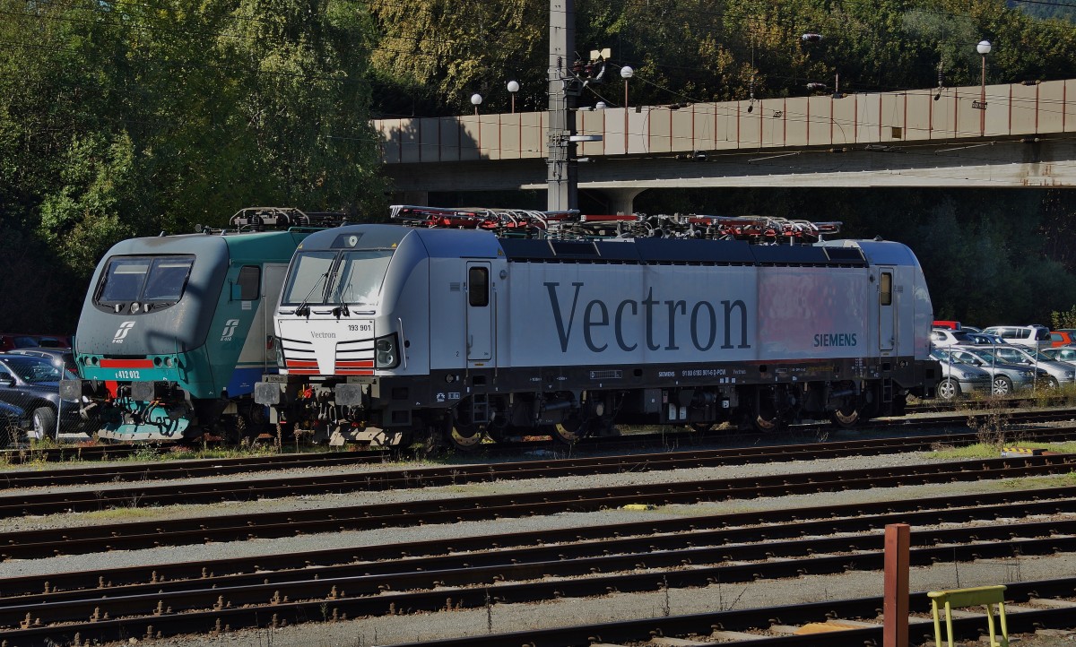 E 412 012 u. 193 901 -Vectron- stehen am 27.09.14 abgestellt im Bhf. von Kufstein. 