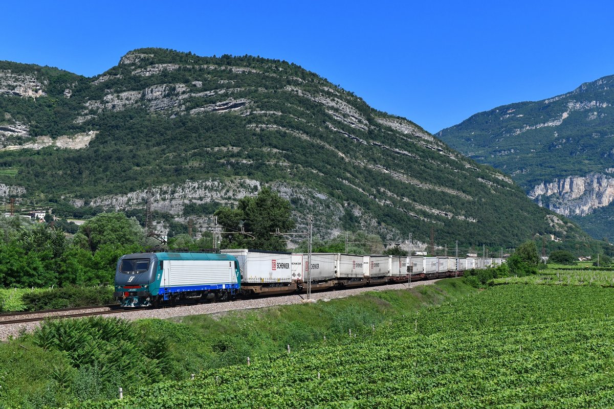 E 412 017 mit einem KLV am 23.06.2018 bei Mori. 