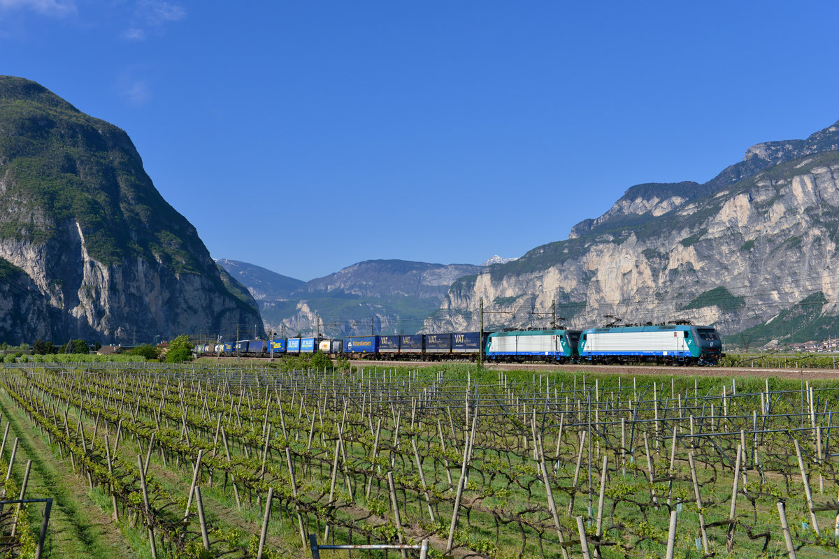 E 412 018 + E 412 016 mit einem KLV am 20.04.2017 bei Salurn. 