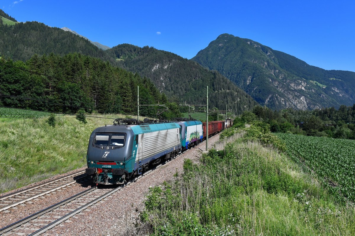 E 412 020 + E 412 0xx mit einem Schrottzug am 28.06.2019 bei Campo di Trens.
