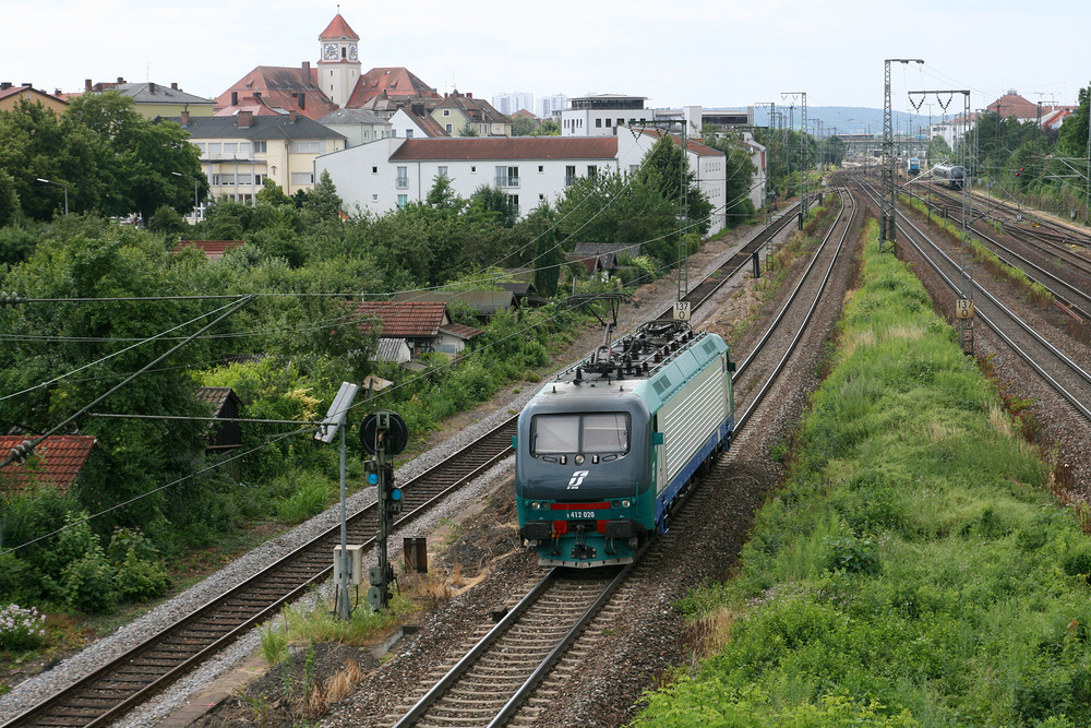 E 412 020 die meines Wissens nach zum Aufnahmezeitpunkt für TX Logistik im Einsatz war,
konnte am 11. Juli 2013 in Regensburg vom Safferlingsteg fotografiert werden.
