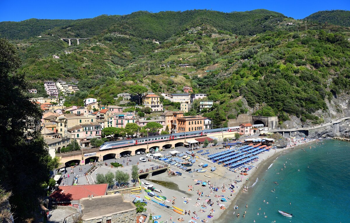 E 414 141 mit einem IC am 05.09.2023 bei Monterosso.