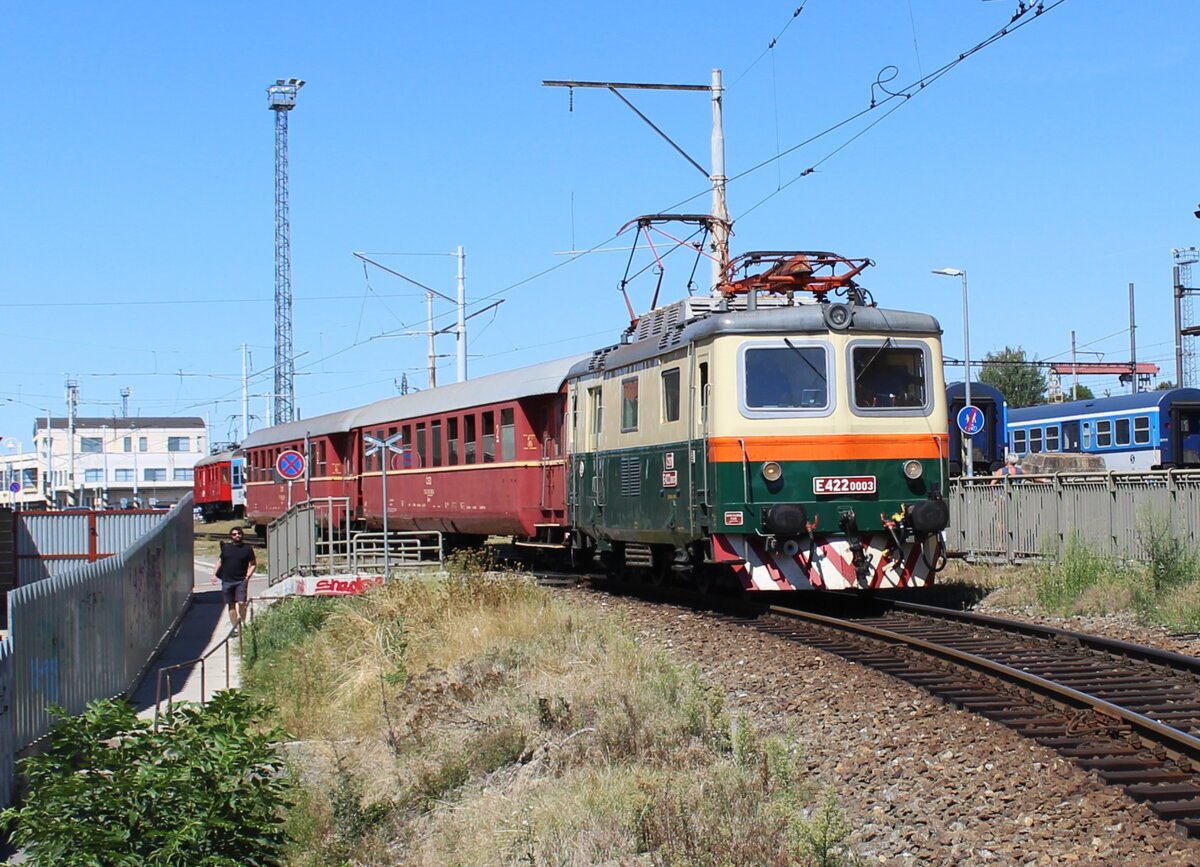 E 422 0003 als Os 28418 zu sehen am 15.08.26 bei der Abfahrt in Tabor.