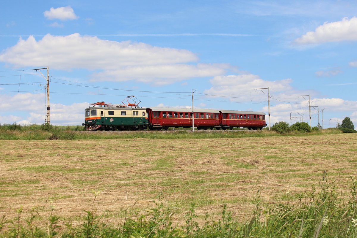 E 422 0003 mit dem Os 28410 zu sehen am 04.07.20 bei Sudoměřice u Bechyně.
