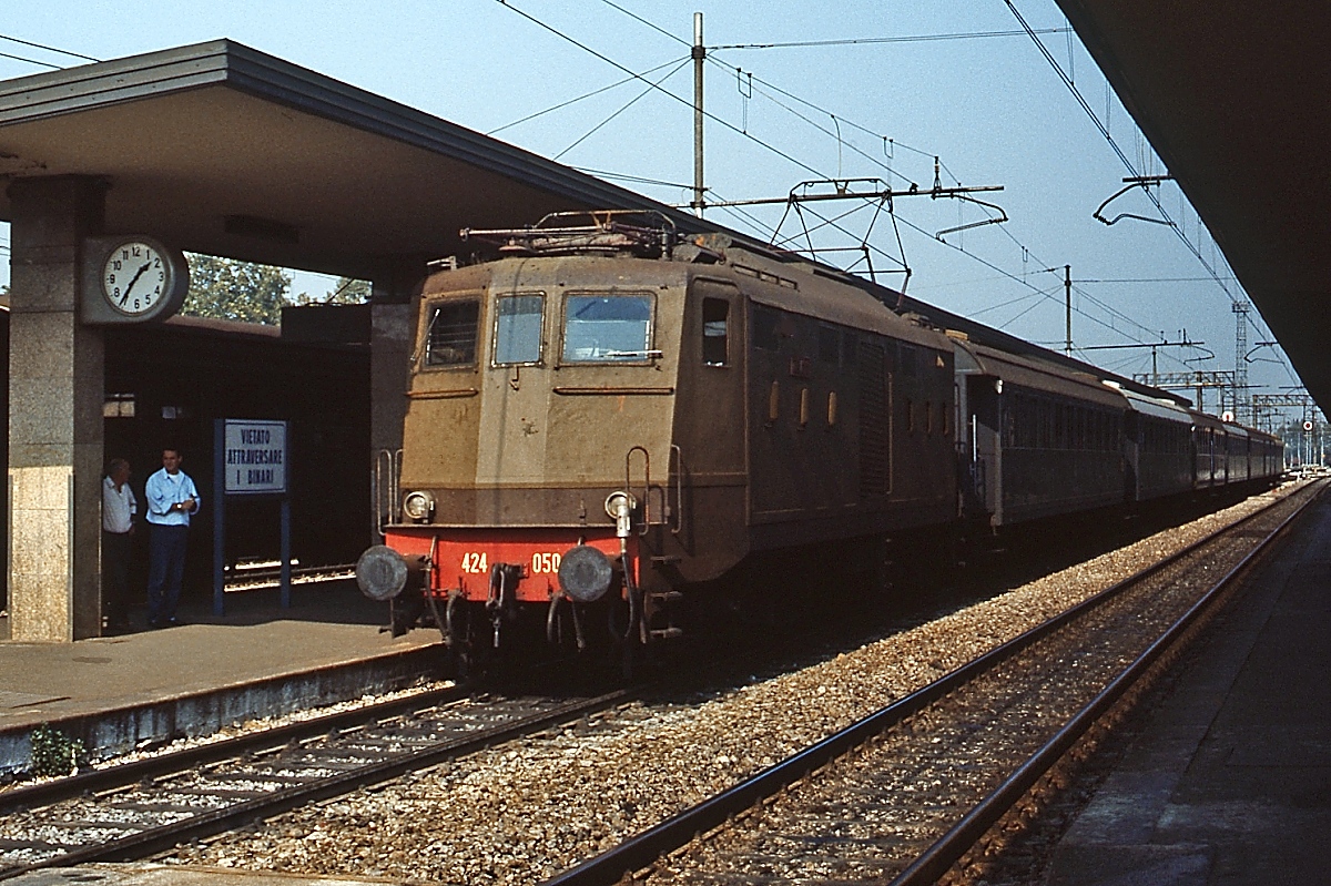 E 424 050 im September 1986 im Bahnhof Ferrara. Zwischen 1943 und 1951 beschaffte die FS 158 dieser Lokomotiven für die Beförderung leichter Personenzüge. Die letzten wurden 2007 abgestellt.