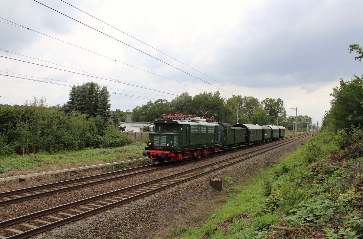 E 44 044 fuhr einen Sonderzug anlässlich 85 Jahre AW Dessau am 30.08.14.
Hier zu sehen in Dessau Süd. der Zug fuhr von Dessau Hbf nach Bitterfeld und zurück.
