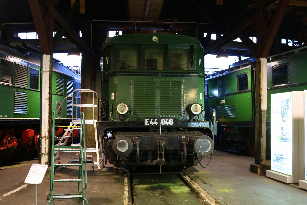 E 44 046 (BR 144) steht im Lokschuppen des DB Museums Halle (Saale) zur Nachtfotoveranstaltung am Wochenende des jhrlichen Sommerfests. [26.8.2017 - 19:51 Uhr]