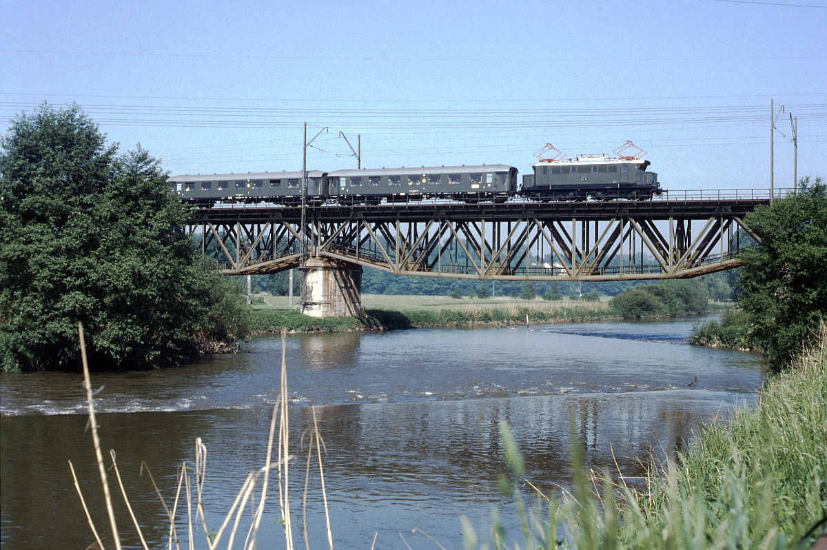  E 44 119  mit dem Sonderzug  Oberfrankenrundfahrt  auf der Regnitzbrcke bei Frth-Unterfarrnbach (Juli 1985).