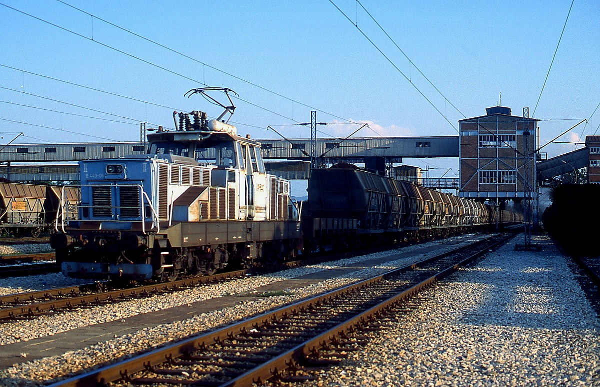 E 443-06 der Dampfkraftwerke Termoelektrana  Nikola Tesla  im Kohleverladebahnhof Vreoci (Sommer 2005). Die Lok ist identisch mit der tschechischen Reihe 210.