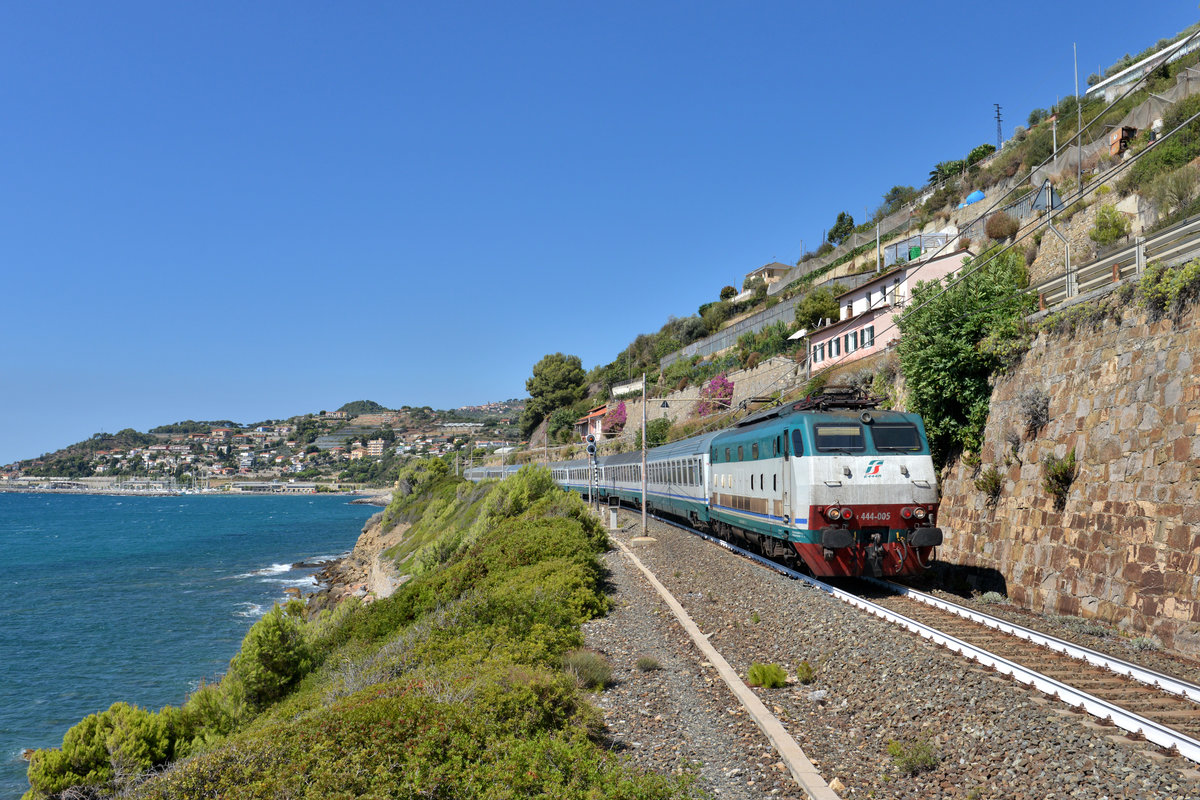 E 444 005 mit einem IC nach Milano am 22.08.2016 bei San Lorenzo al Mare. 