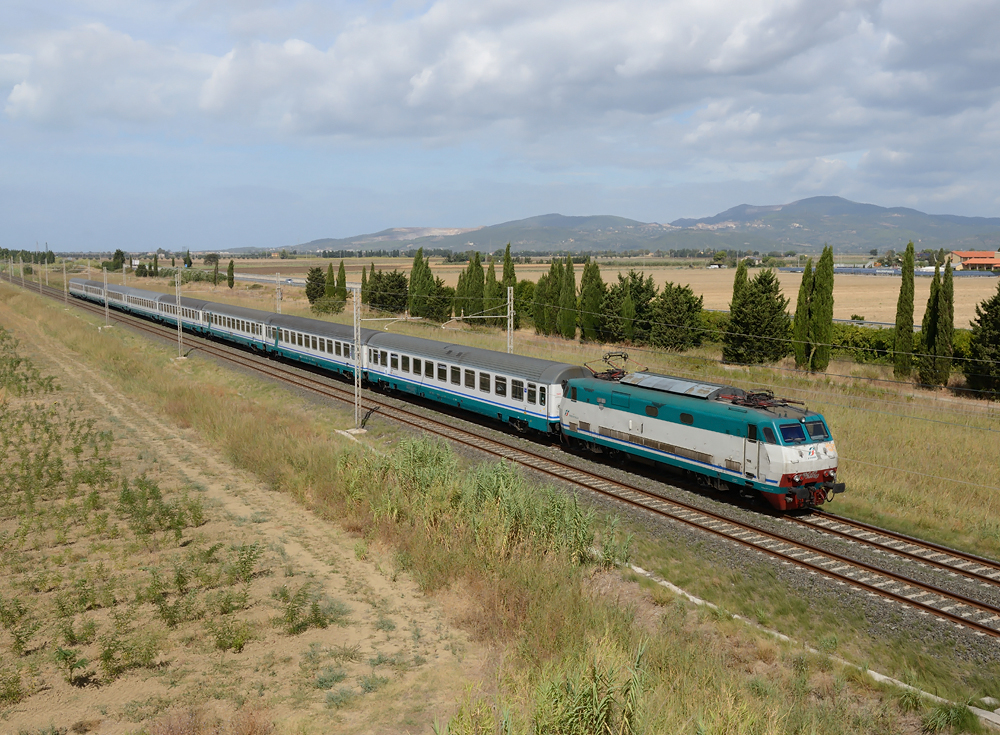 E 444 022  Tartaruga  war am 10.09.2013 mit dem IC 505 vom Grenzbahnhof  Ventimiglia nach Roma Termini unterwegs, und wurde von mir unweit des Bahnhofes Vignale-Ritorto fotografiert.

Im Hintergrund ist die 13.000 Einwohner z�hlende Stadt Campiglia Marittima zu sehen, welche sich am Fu�e des 646 Meter hohe Monte Calvi befindet.

