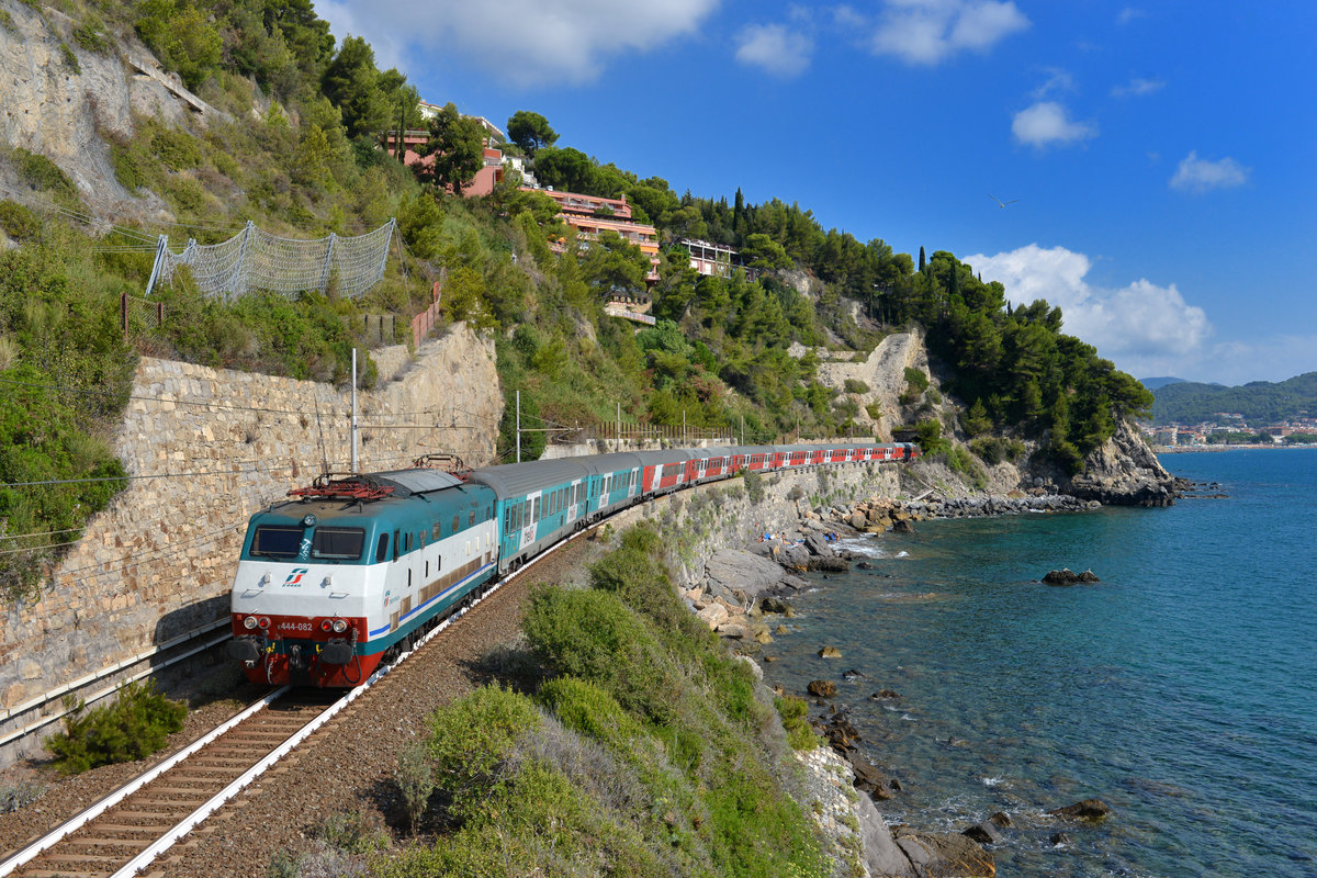 E 444 082 mit einem EC am 21.08.2016 bei Andora.