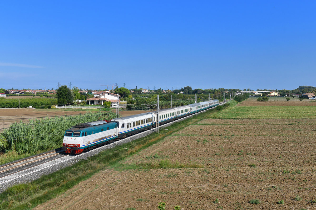 E 444 084 mit IC 610 am 04.09.2018 bei Savignano sul Rubicone.