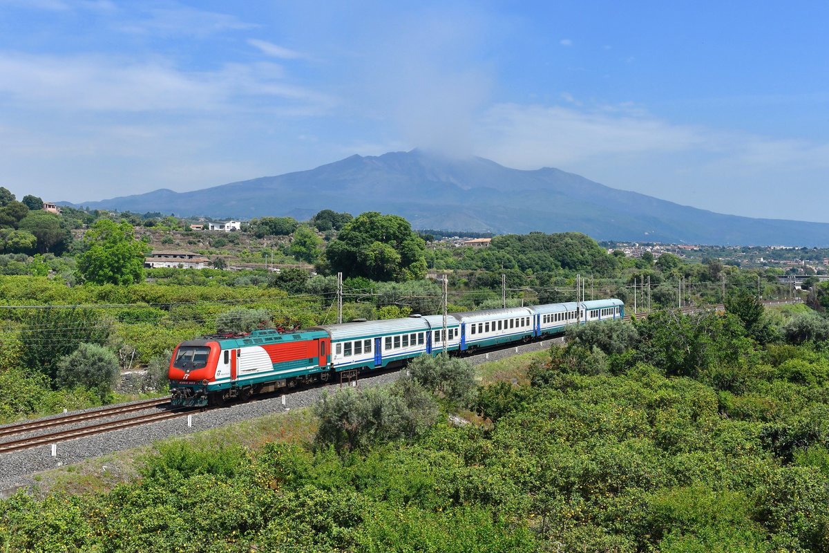 E 464 003 mit einem Regio am 06.06.2019 bei Acireale. 