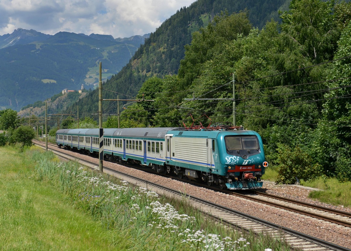 E 464 035 mit einem R am 20.07.2013 bei Campo di Trens.