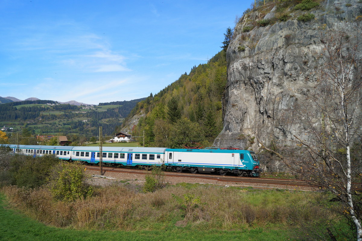 E 464 055 mit dem R 20725 (Brennero/Brenner - Merano/Meran) bei Sterzing. Dabei handelt es sich um eine der wenigen noch mit alten Fahrbetriebsmitteln geführten Leistungen des Nahverkehrs auf der Brennersüdrampe. (12.10.2019).